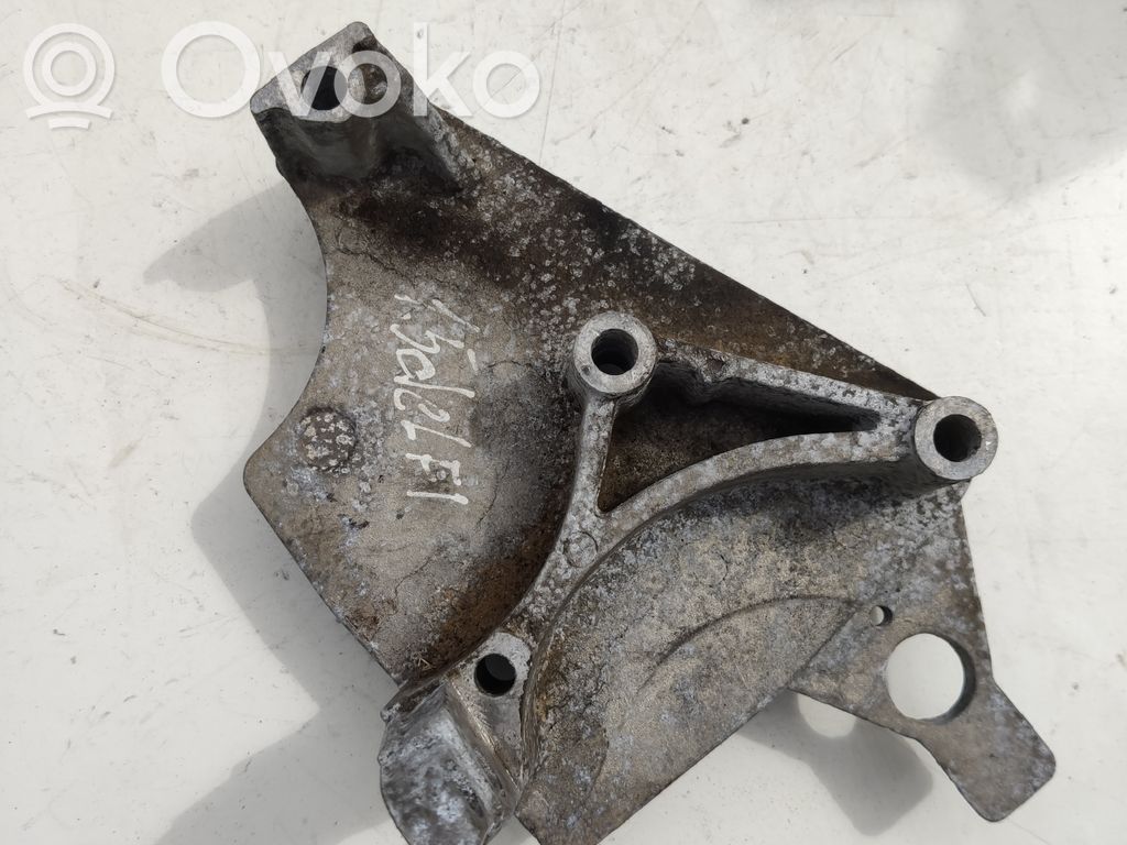 Renault Clio III Engine mounting bracket 