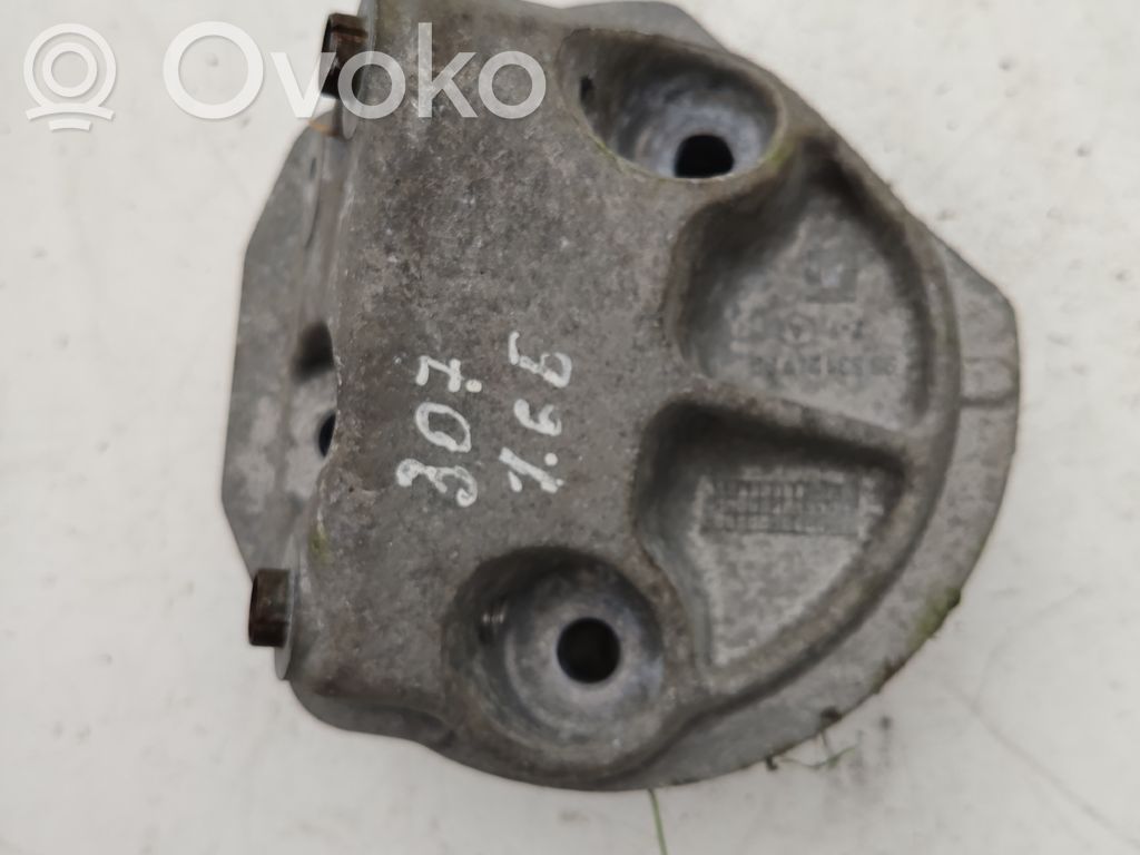 Peugeot 307 Engine mounting bracket 