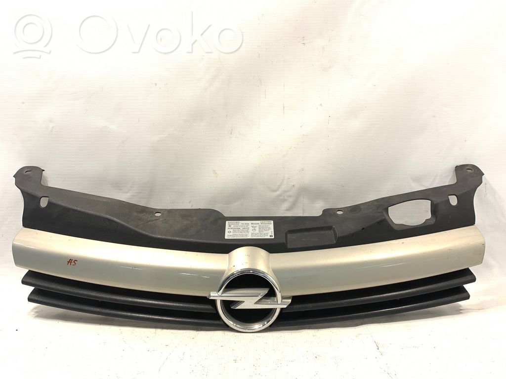 Opel Astra H Etupuskurin ylempi jäähdytinsäleikkö 