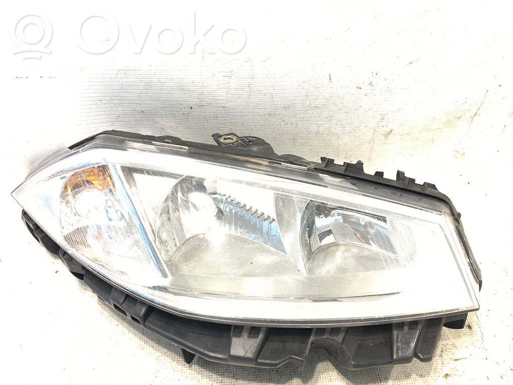 Renault Megane II Lampa przednia 