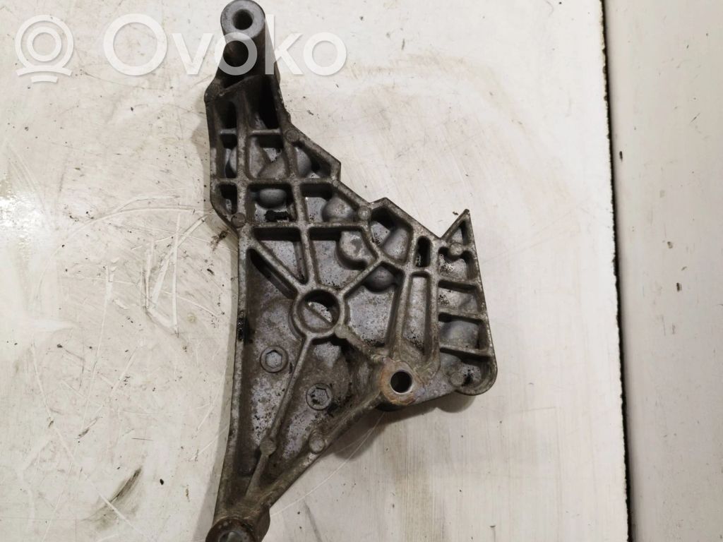 Volkswagen Touran I Engine mounting bracket 