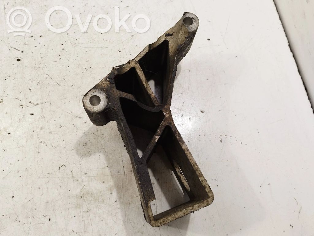 Volvo XC90 Engine mounting bracket 