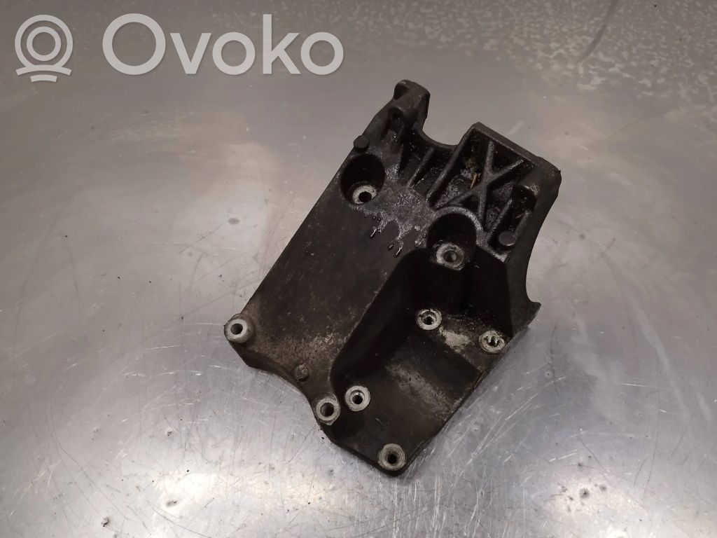 Volvo C30 Engine mounting bracket 