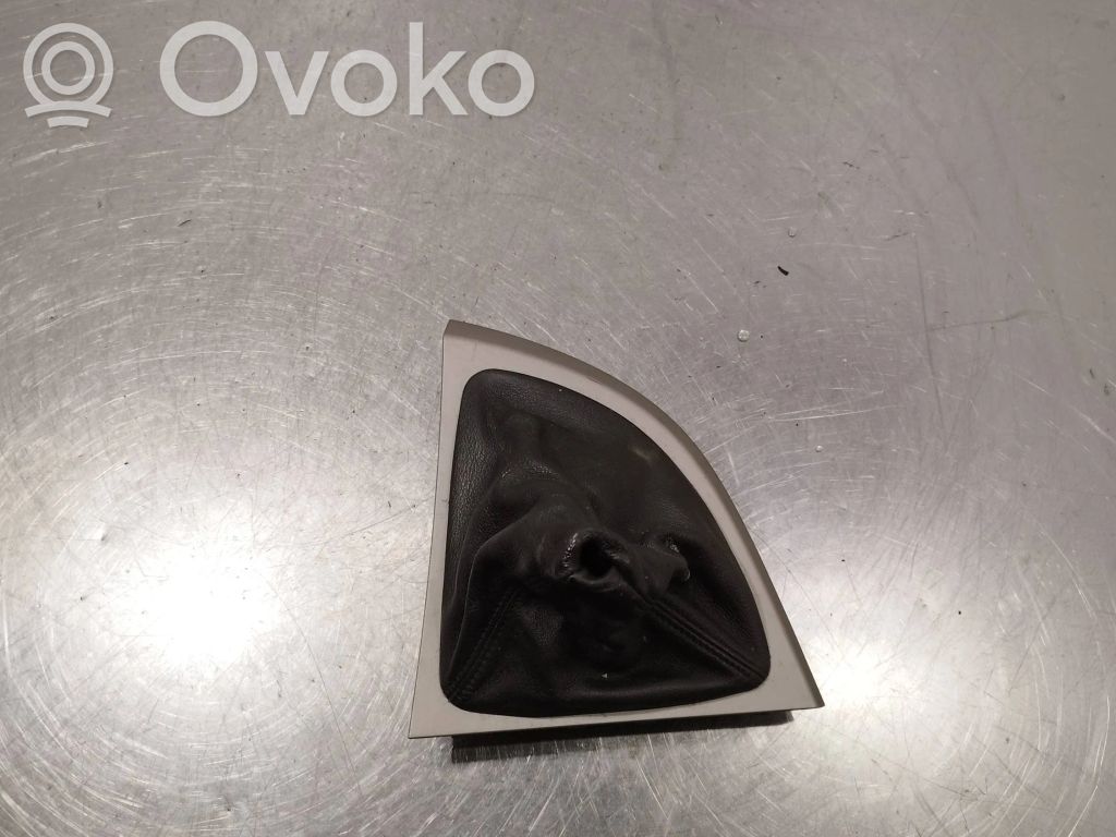 BMW 1 E81 E87 Pavarų perjungimo svirties apdaila (plastikinė) 