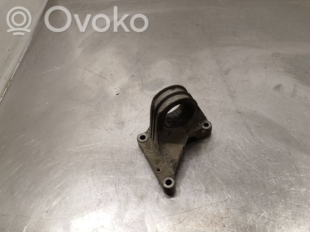 Volvo XC90 Engine mounting bracket 