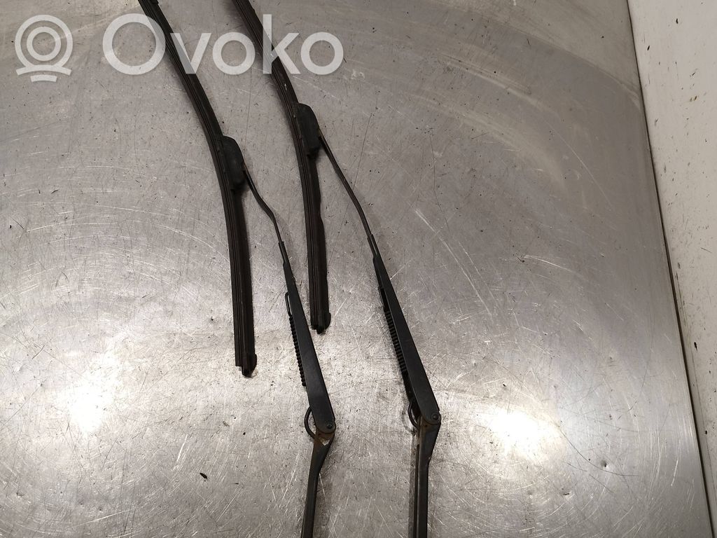 Suzuki Grand Vitara II Front wiper blade arm 