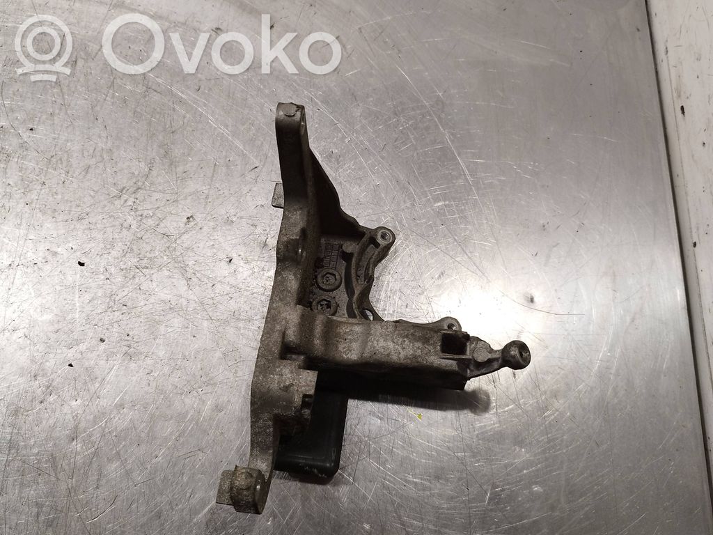 Volvo V50 Engine mounting bracket 