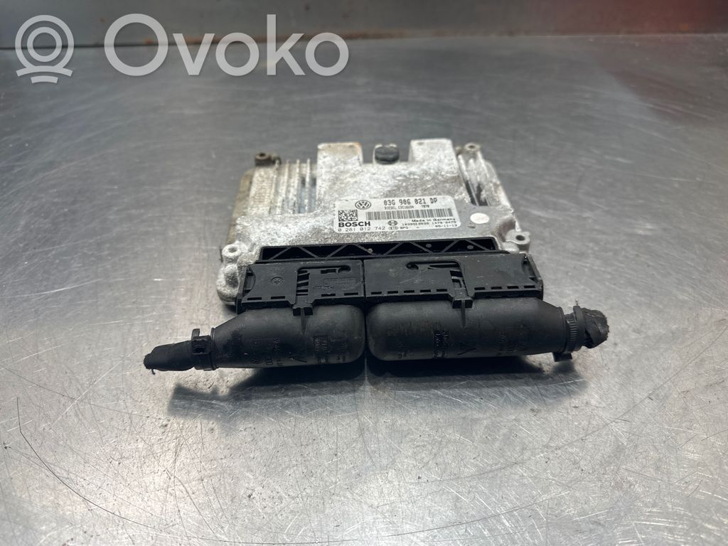 Volkswagen PASSAT B6 Engine control unit/module 