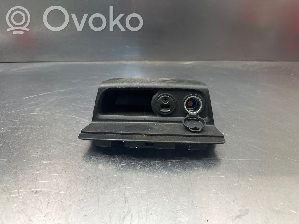 Peugeot 208 I Enchufe conector USB 