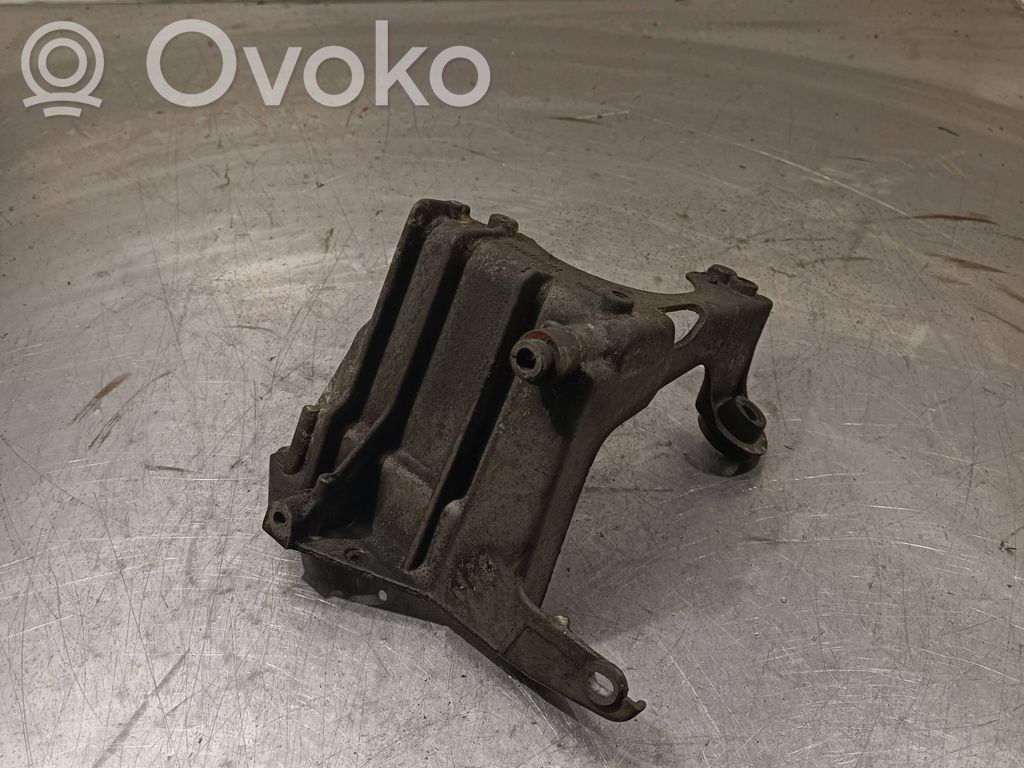 Engine mounting bracket   7700870446