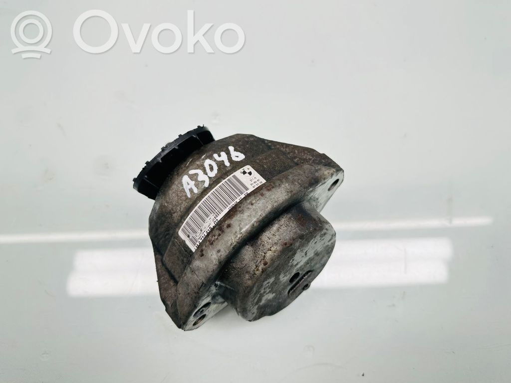 Engine mount bracket   6774619,15934612
