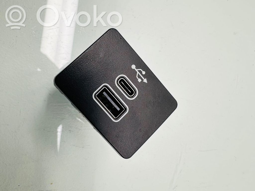 Ford Kuga III USB-pistokeliitin 