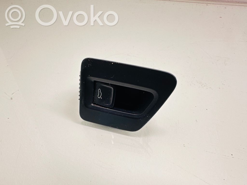 Volkswagen PASSAT B8 Interruptor para abrir la puerta trasera 