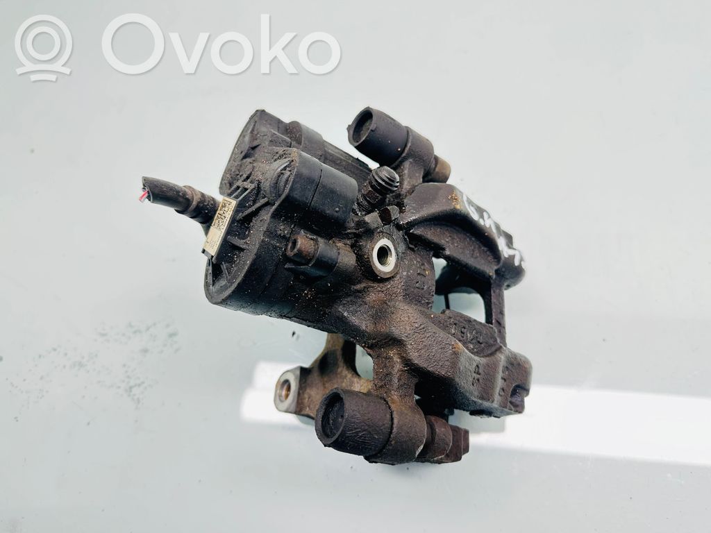 Volkswagen PASSAT B8 Tylny zacisk hamulcowy 
