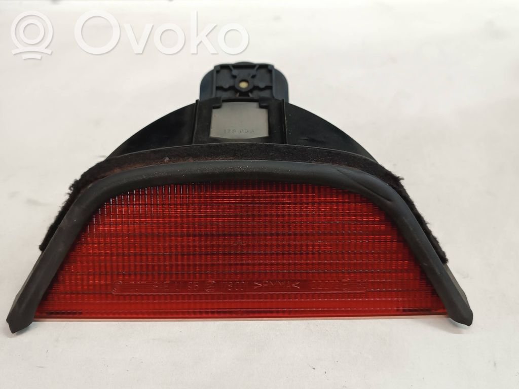 Kolmas/lisäjarruvalo   8360568