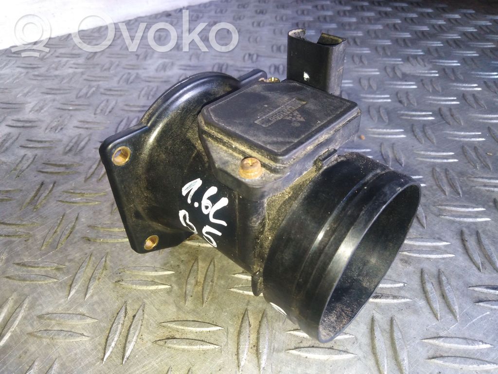 Volkswagen PASSAT B5 Przepływomierz masowy powietrza MAF 