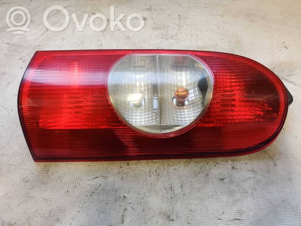Renault Master II Aizmugurējais lukturis virsbūvē 
