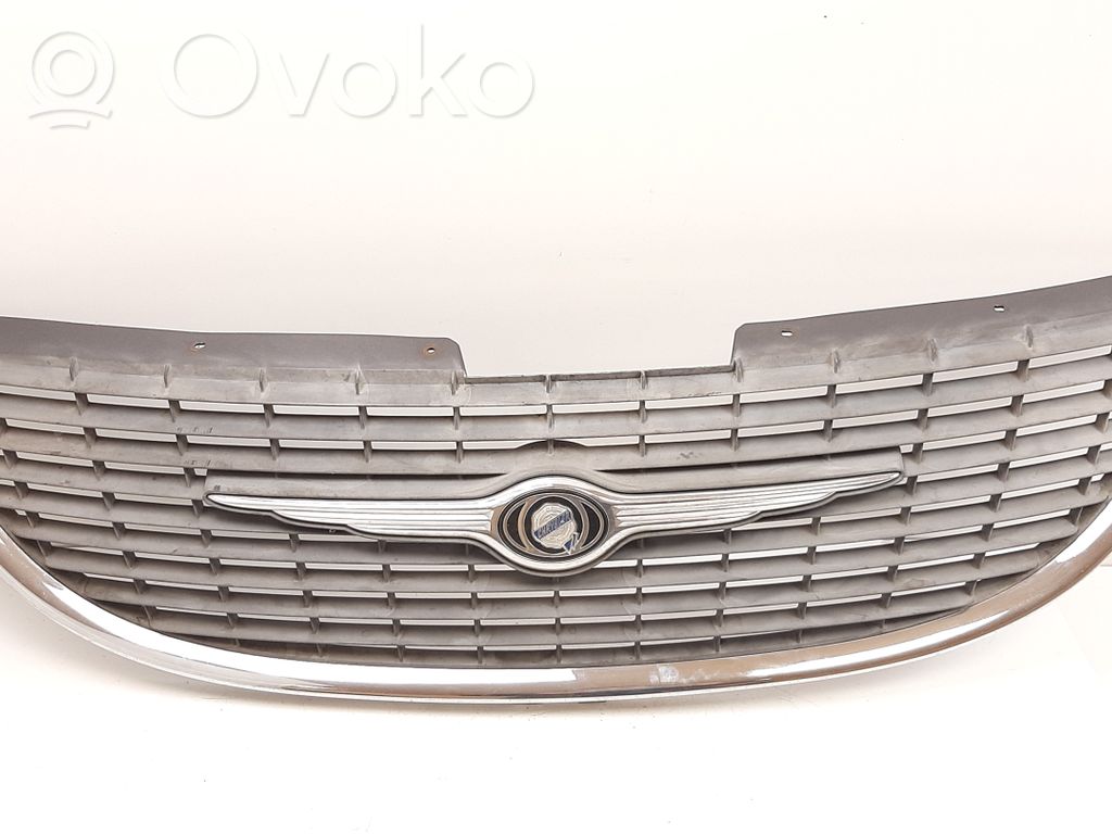 Chrysler Voyager Etupuskurin ylempi jäähdytinsäleikkö 
