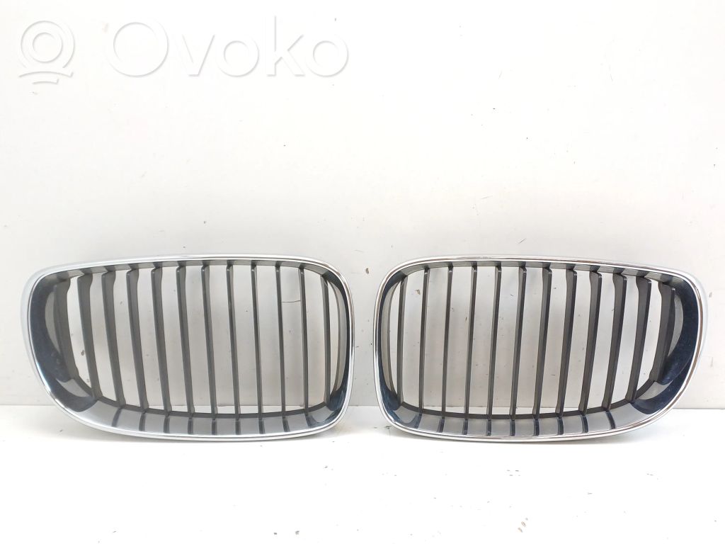 BMW 1 E82 E88 Grotelės viršutinės 