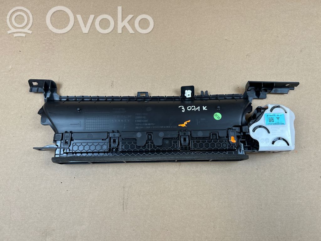 Tesla Model Y Lango oro grotelės 