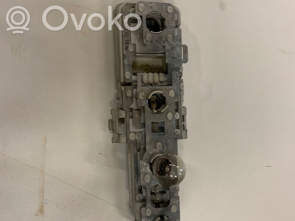 Audi A4 S4 B5 8D Takavalon polttimon suojan pidike 