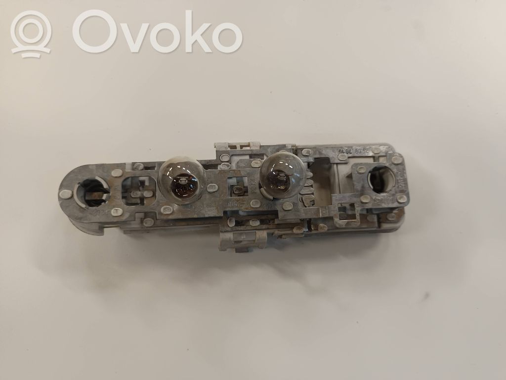 Audi A4 S4 B5 8D Takavalon polttimon suojan pidike 