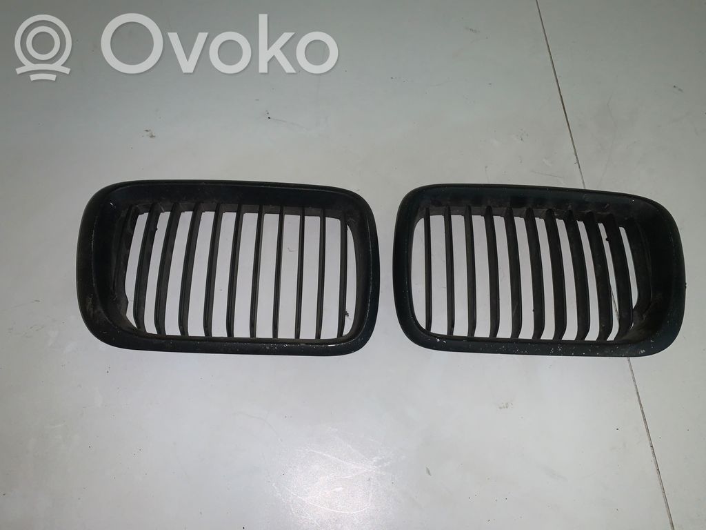 BMW 3 E36 Grotelės viršutinės 