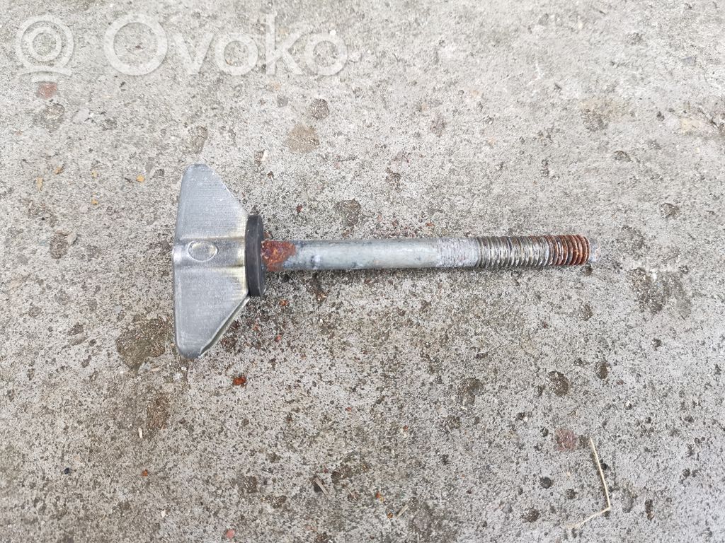 Rezerves riteņa skrūve
