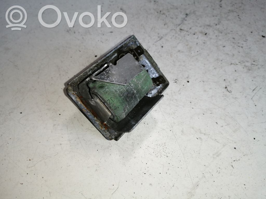Audi 80 90 S2 B4 Rezystor / Opornik dmuchawy nawiewu 