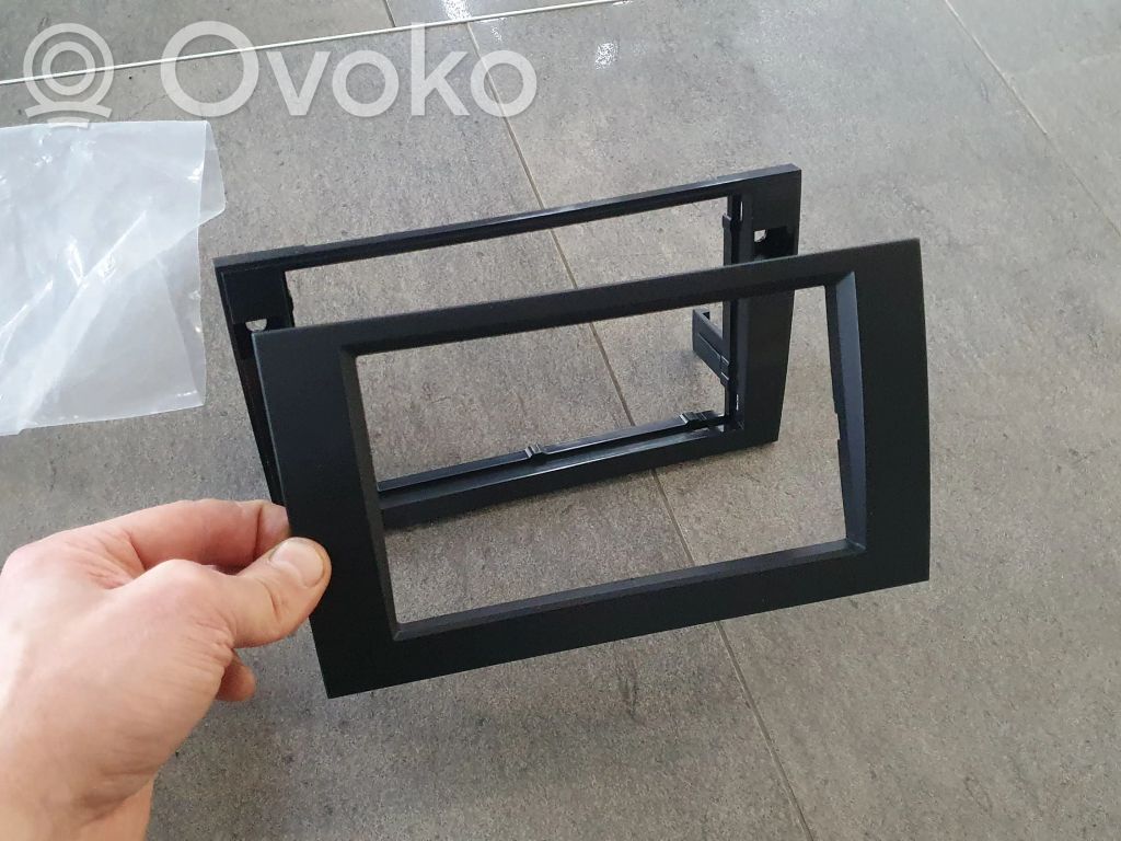 Seat Exeo (3R) Konsola środkowa / Radio / GPS 