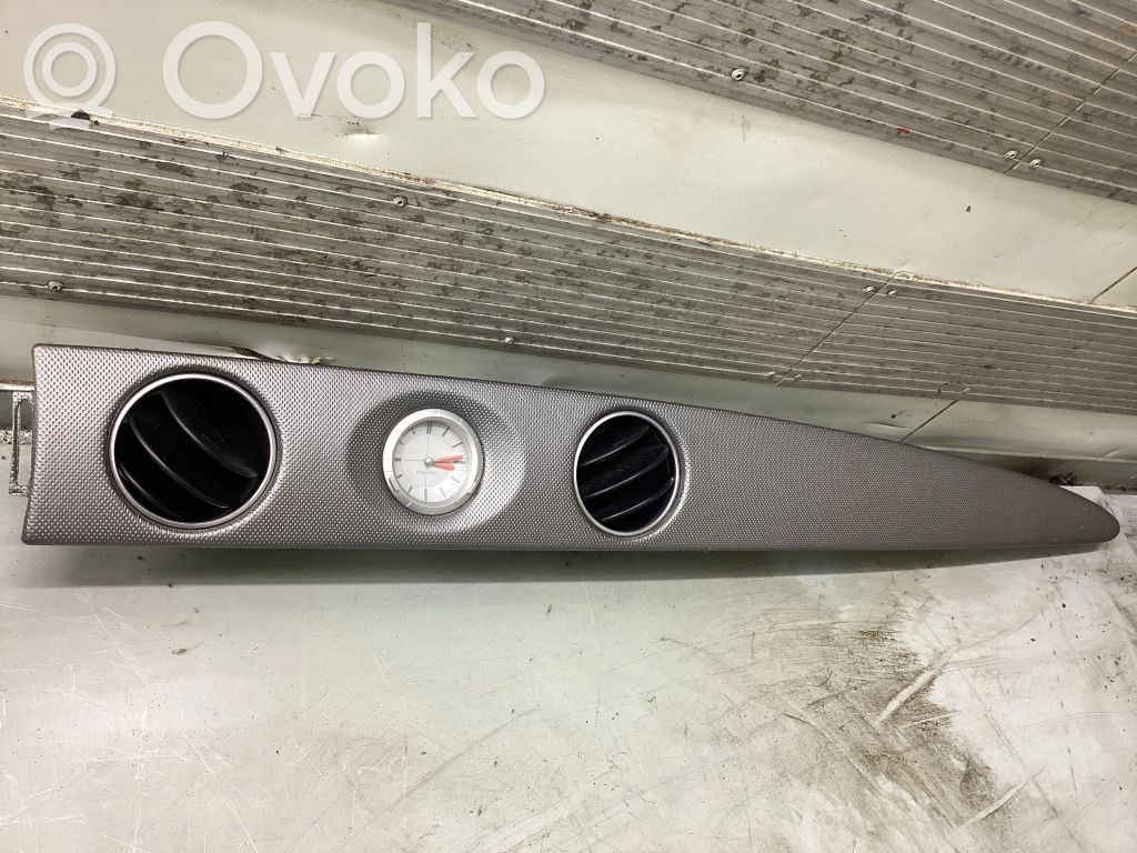Mitsubishi Outlander Centrinės oro grotelės 