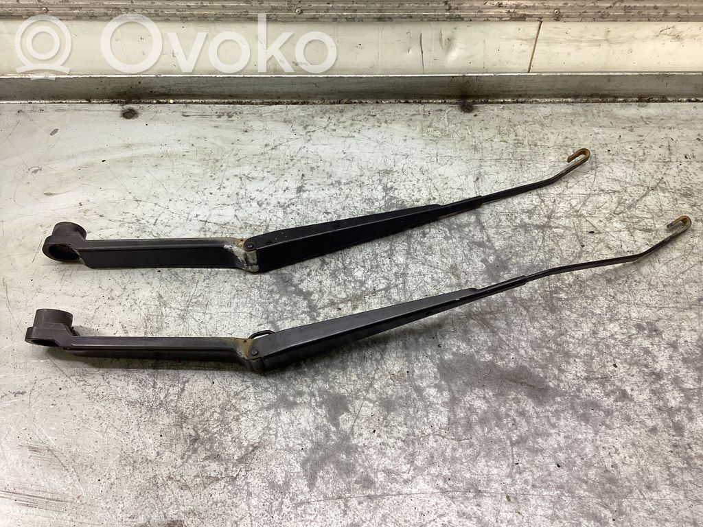 Subaru Forester SH Front wiper blade arm 