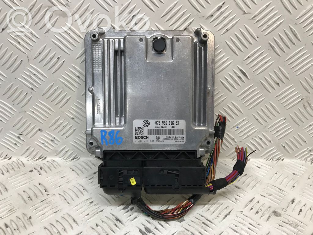 Volkswagen Transporter - Caravelle T5 Engine control unit/module 