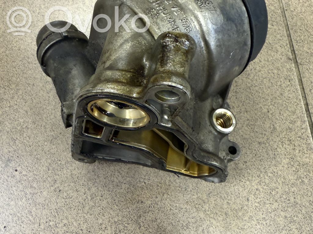 BMW 1 E82 E88 Öljynsuodattimen kannake 
