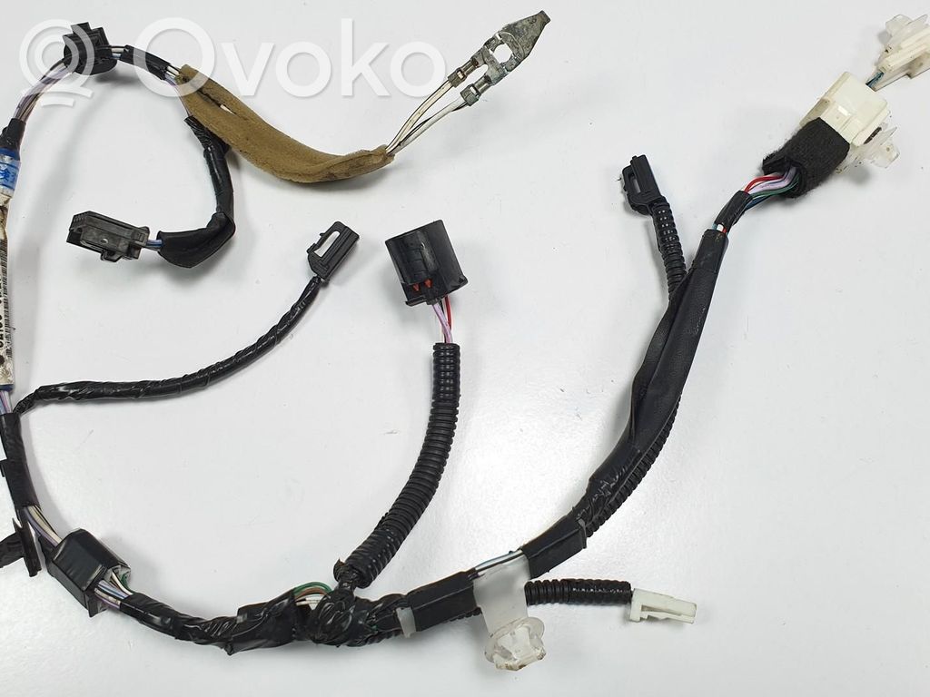 Toyota Yaris Wiązka przewodów drzwi 