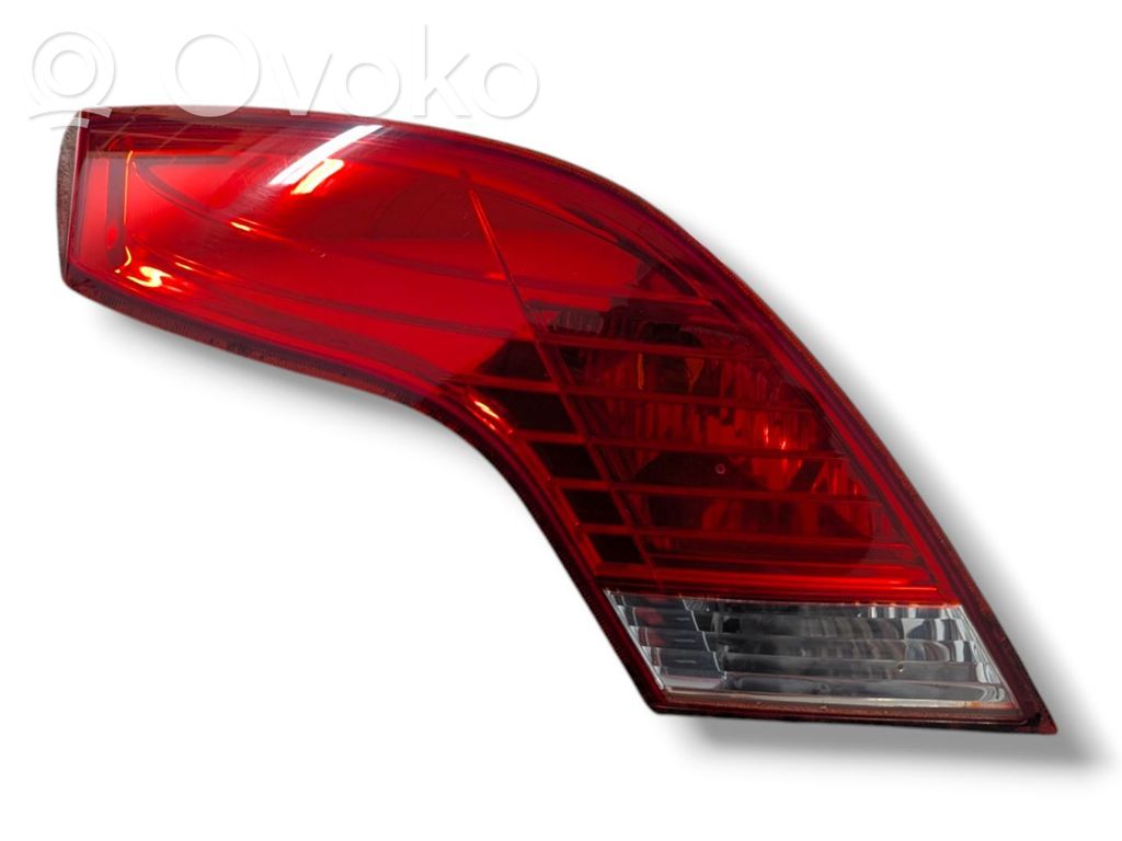 Ford Focus Galinis žibintas dangtyje 