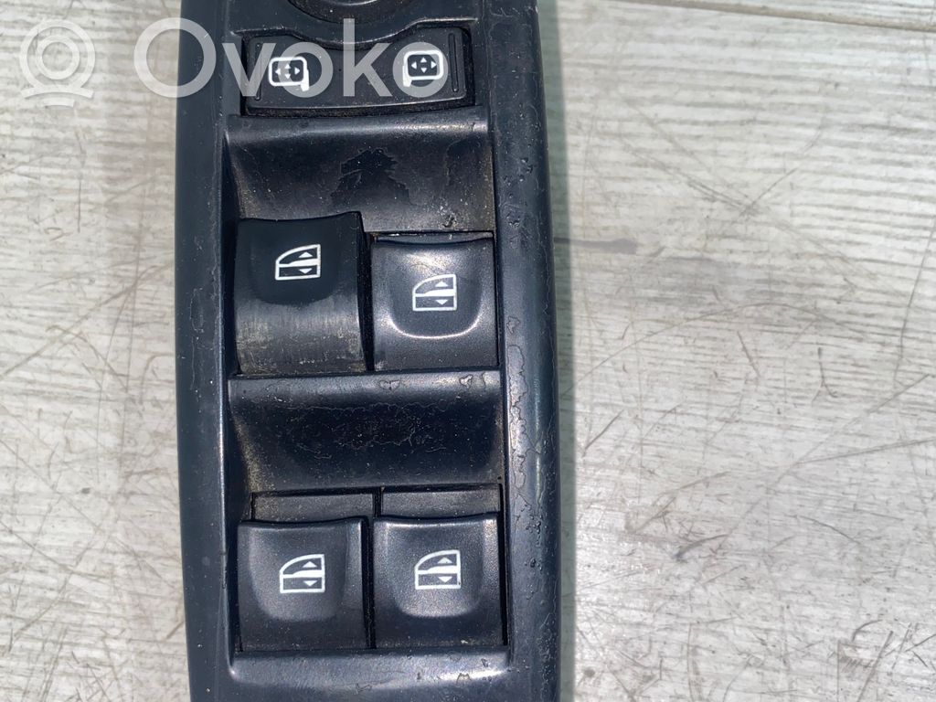 Electric window control switch   E30167