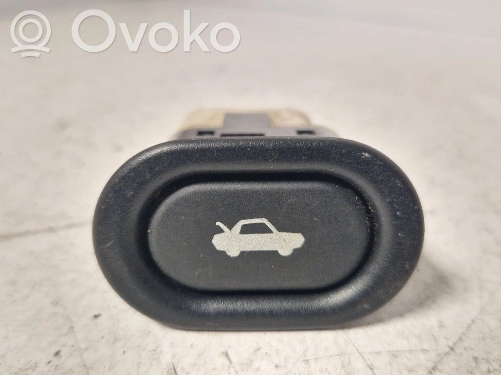 Tailgate opening switch   4733440