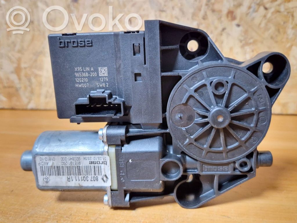 Renault Megane III Front door window regulator motor 