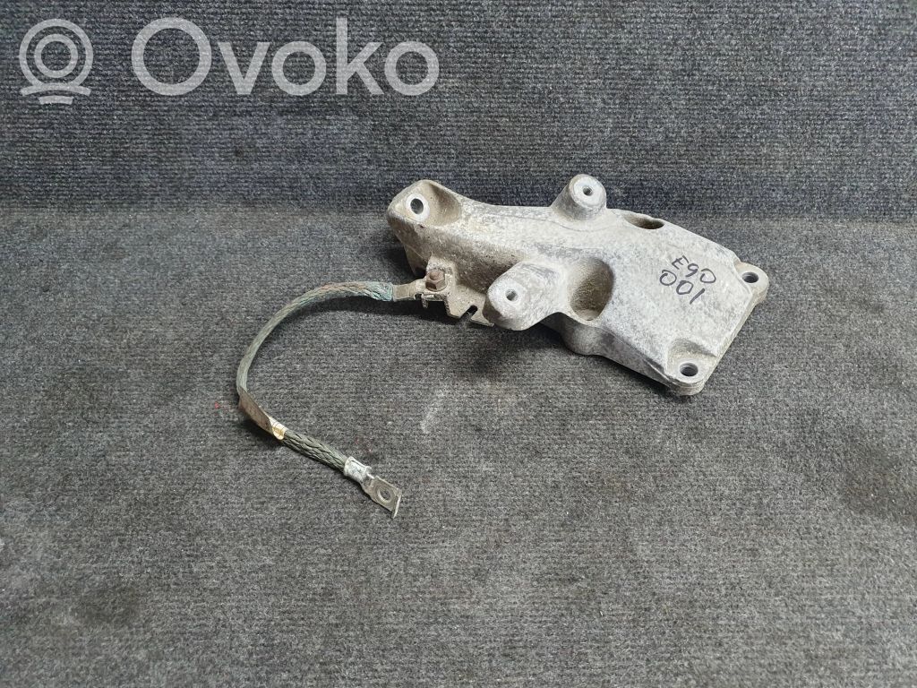 BMW 3 E90 E91 Engine mounting bracket 