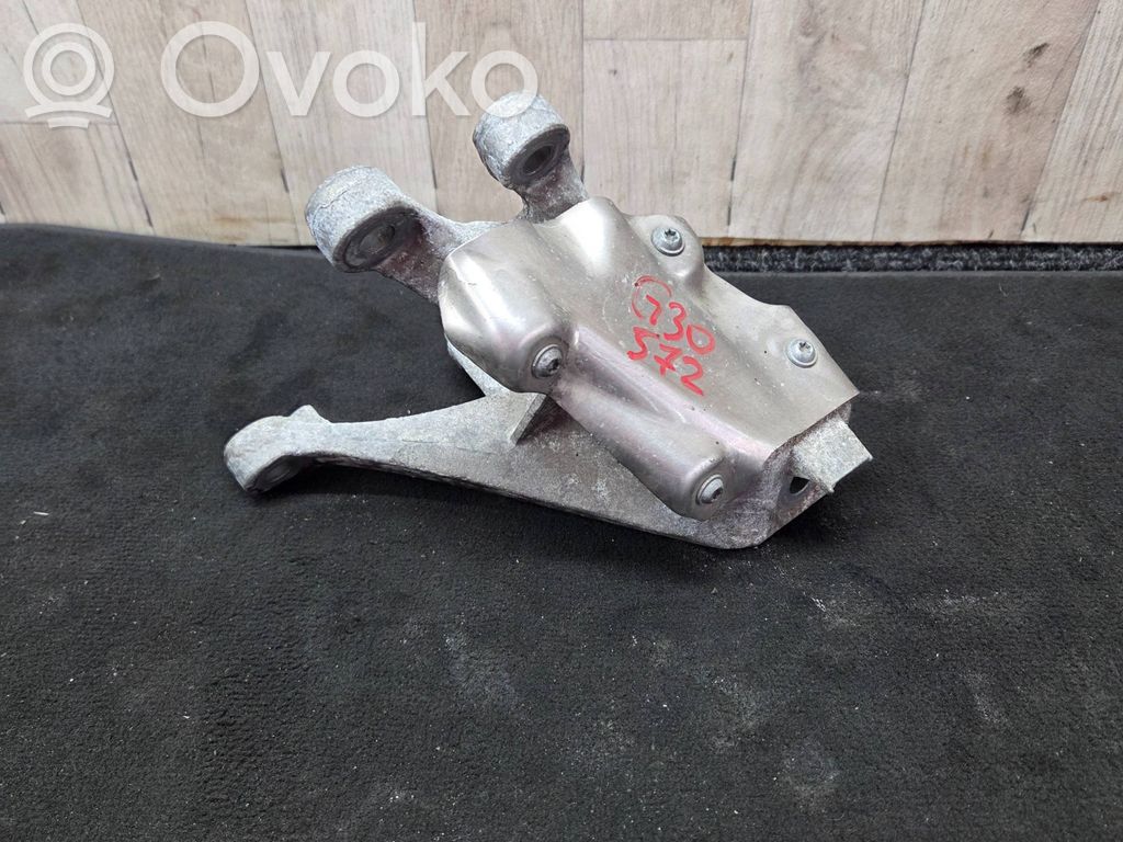 BMW 5 G30 G31 G38 Engine mounting bracket 