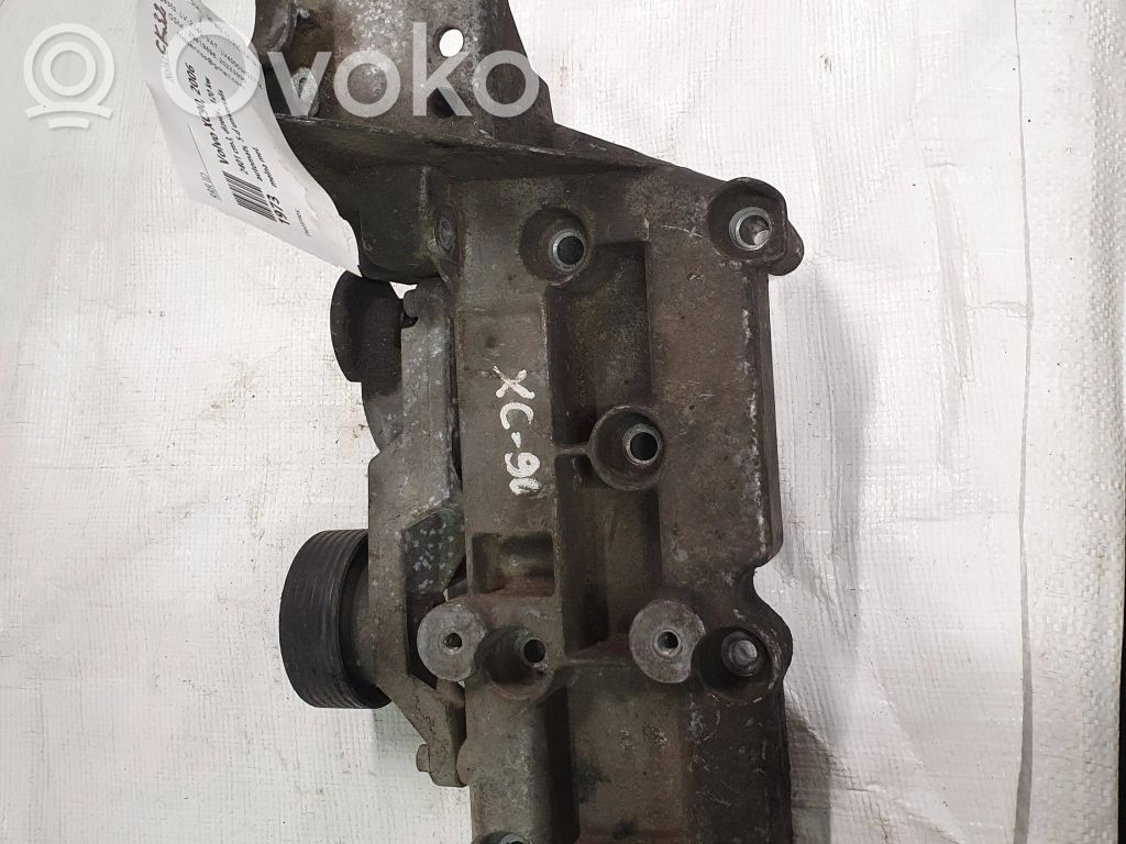 Volvo XC90 Engine mounting bracket 