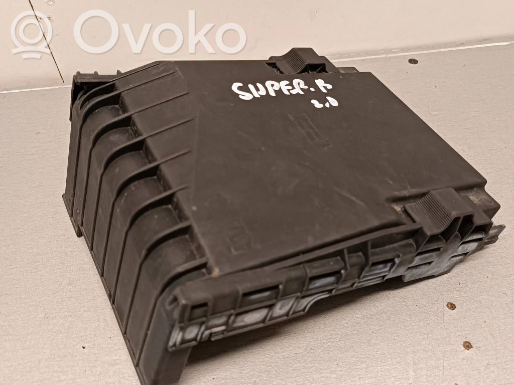 Skoda Superb B6 (3T) Tapa de caja de fusibles 