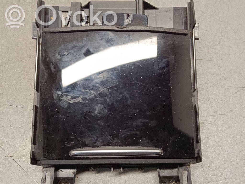 Opel Insignia B Peleninė panelėje 