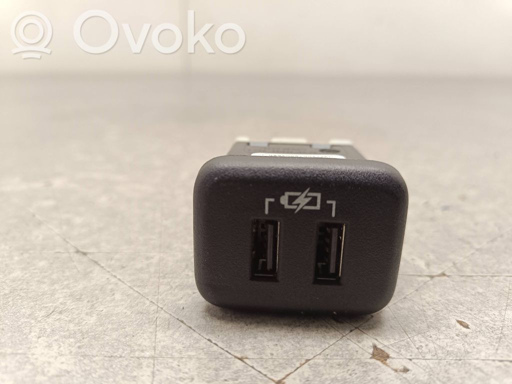 Opel Insignia B USB socket connector 