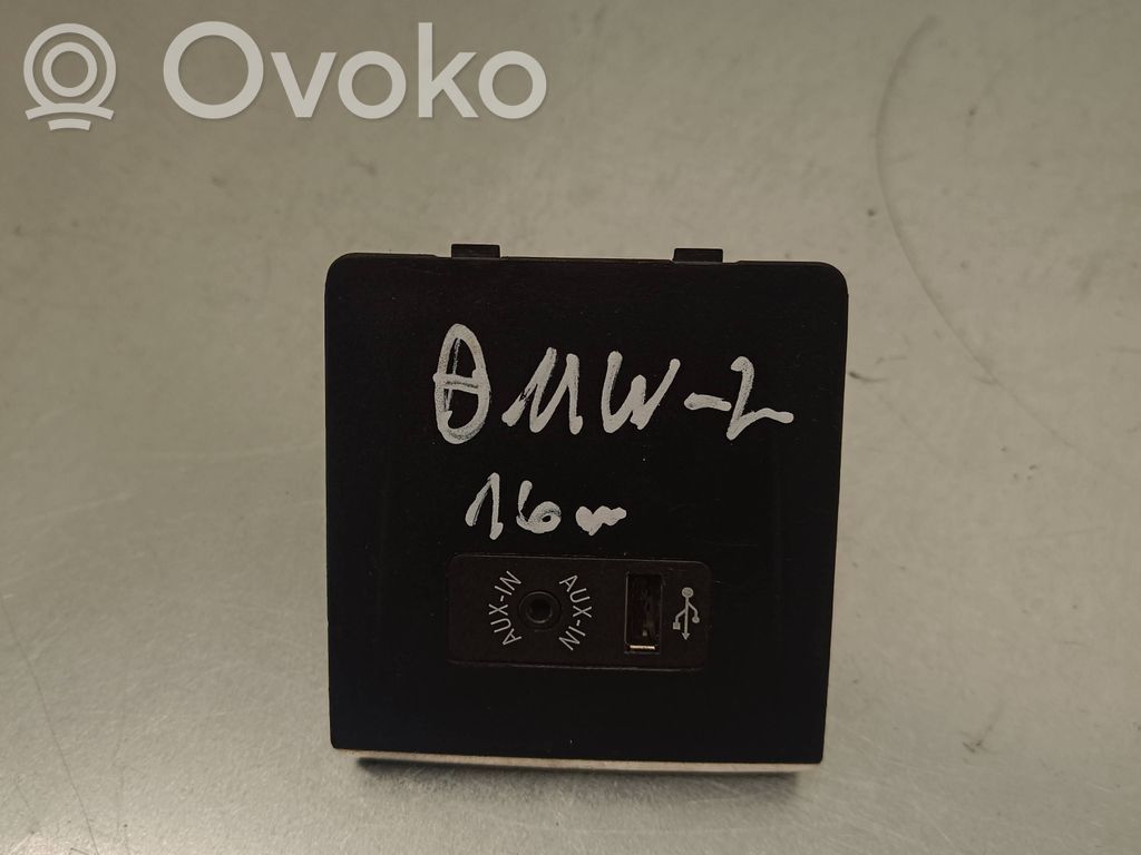 BMW 2 F45 Enchufe conector entrada auxiliar 