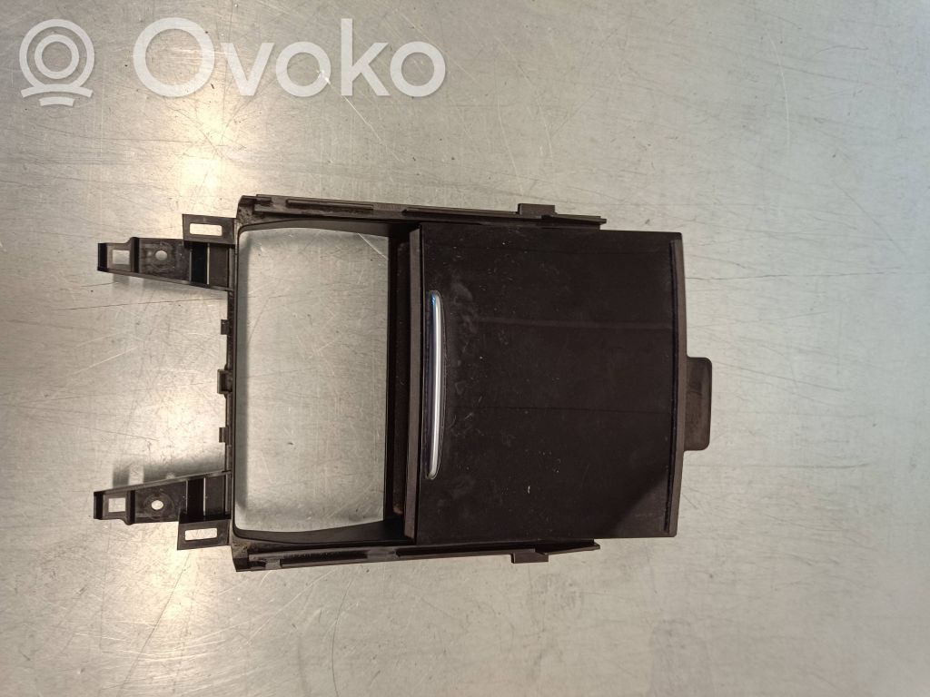 Opel Insignia B Peleninė panelėje 