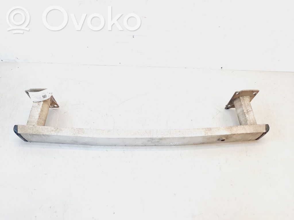 Priekšpusē bampera sija / balka