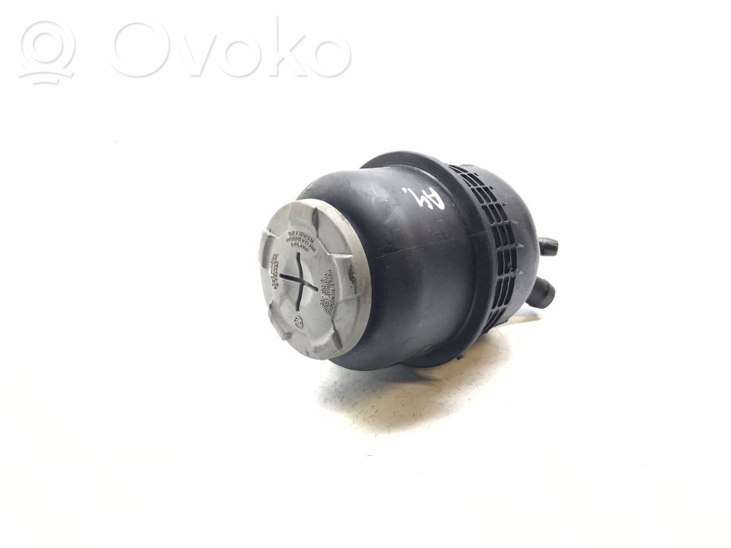 Ohjaustehostimen nestesäiliö   K3796