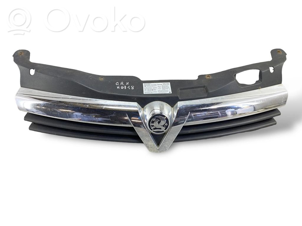 Opel Astra H Etupuskurin ylempi jäähdytinsäleikkö 